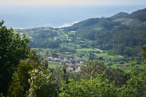 Blick auf ein kleines Dorf aus der senda del agua in vigo, Spanien — Stockfoto