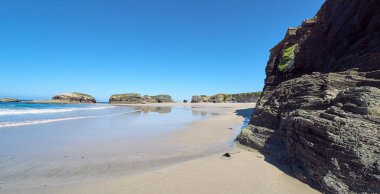 Galiçya kayalıkları ile bir plaj Manzara