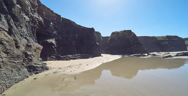 Paesaggio di una spiaggia con scogliere rocciose in Galizia — Foto Stock