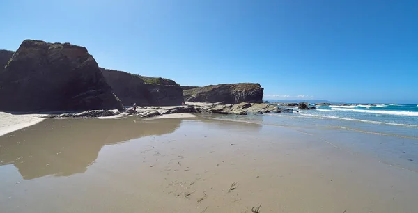 Paisaje de una playa con acantilados rocosos en Galicia —  Fotos de Stock