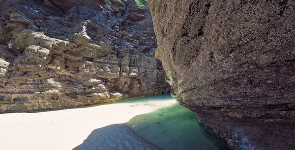 Paysage d'une plage avec des falaises rocheuses en Galice — Photo