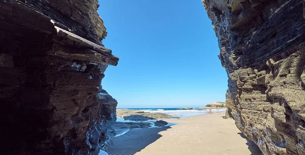 Paisaje de una playa con acantilados rocosos en Galicia —  Fotos de Stock