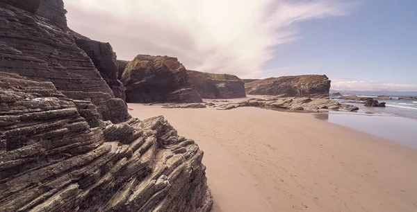 Paisaje de una playa con acantilados rocosos en Galicia —  Fotos de Stock