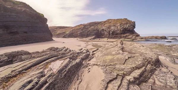 Paisaje de una playa con acantilados rocosos en Galicia —  Fotos de Stock