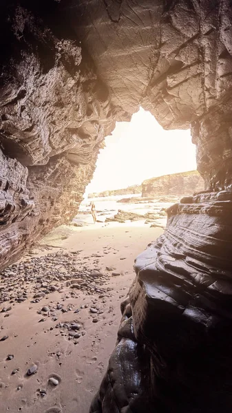 Paysage d'une plage avec des falaises rocheuses en Galice depuis l'intérieur d'une grotte — Photo