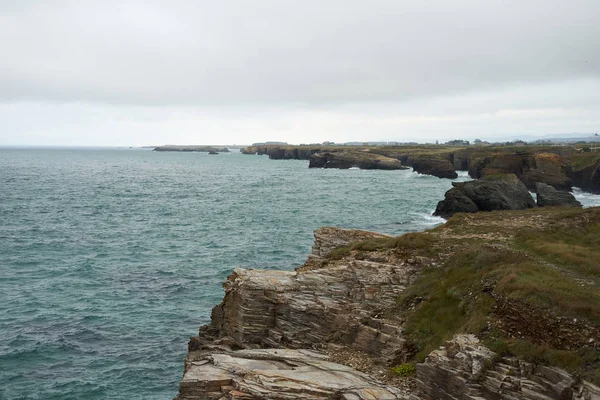 Vista dalla distanza della spiaggia delle cattedrali di Ribadeo, Spagna — Foto Stock