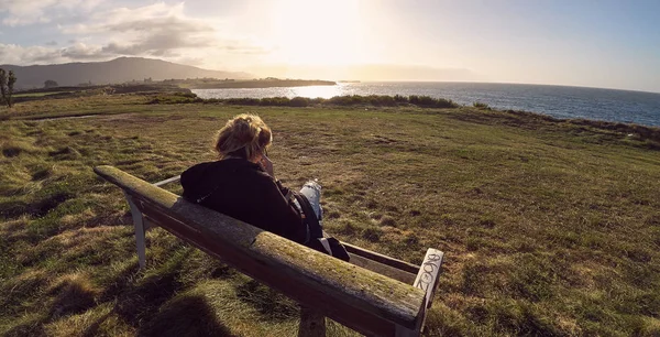 Mujer joven contemplando el paisaje cerca del horizonte —  Fotos de Stock