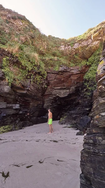 Joven contemplando un acantilado rocoso en una playa en Galicia, España —  Fotos de Stock