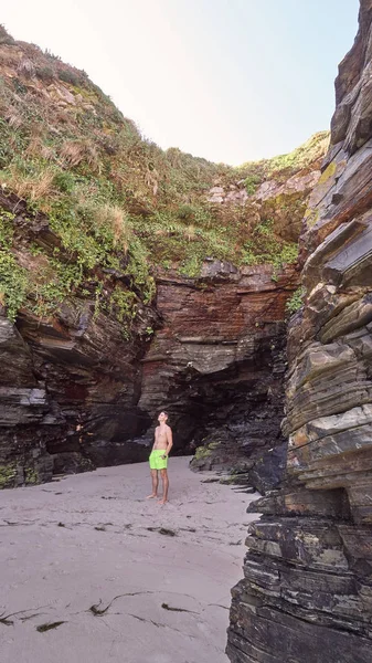 Joven contemplando un acantilado rocoso en una playa en Galicia, España —  Fotos de Stock