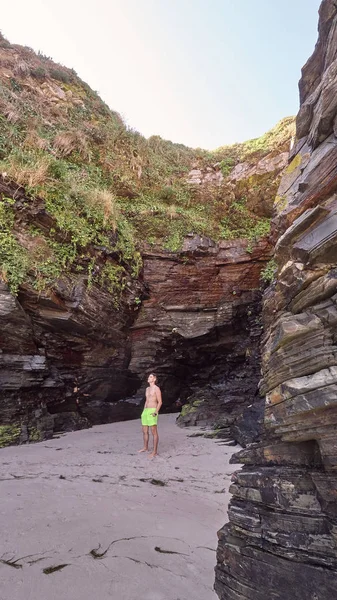 Joven contemplando un acantilado rocoso en una playa en Galicia, España —  Fotos de Stock