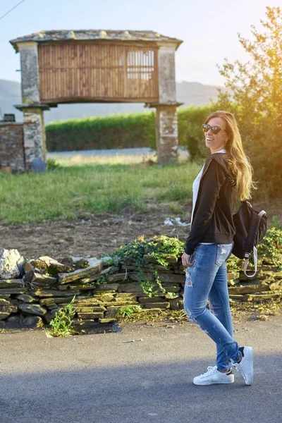 Mujer joven frente a un horreo típico en Galicia, España —  Fotos de Stock