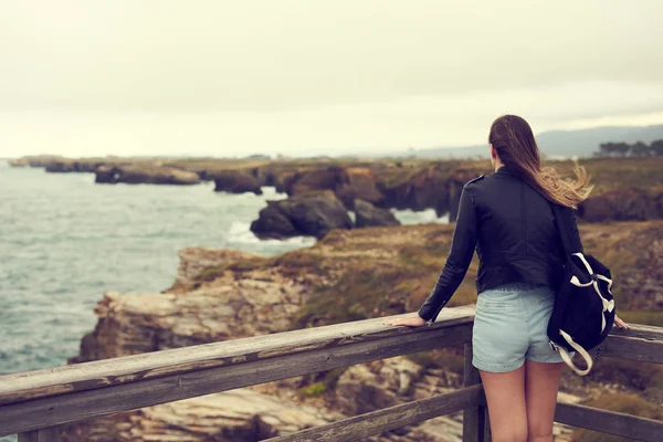 Mujer joven contemplando la playa de las Catedrales (Aguasantas) con marea alta en Ribadeo, España —  Fotos de Stock