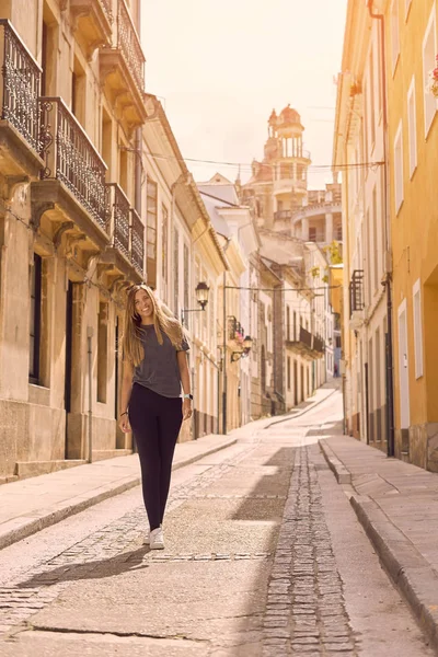 Mujer joven caminando por las calles de Ribadeo, Galicia —  Fotos de Stock