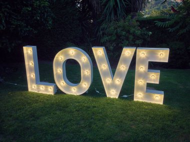 Düğün dekorasyonu: Ahşap ve ampullerde Aşk diyen mektuplar