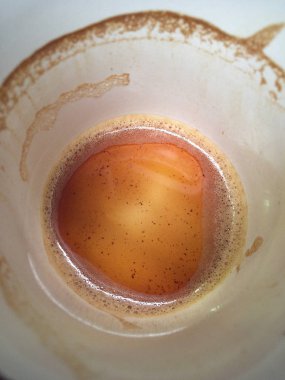 bir porselen fincan üzerinde kahve telvesi