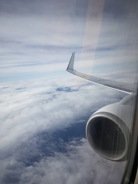 Vista del ala desde la ventana de un avión — Foto de Stock