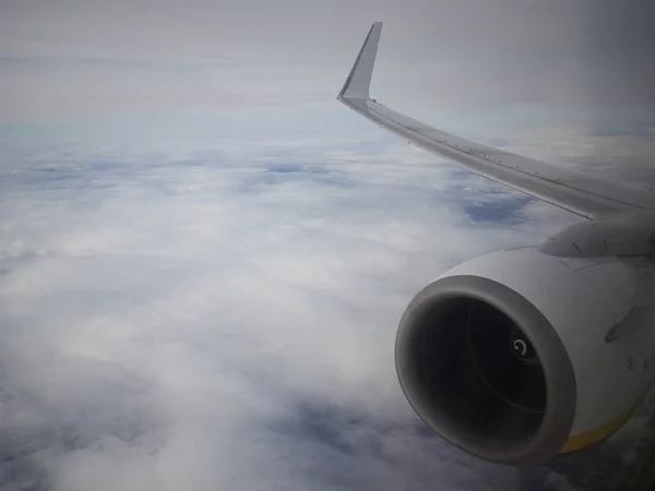 Vista del ala desde la ventana de un avión — Foto de Stock