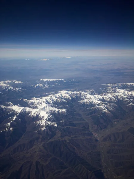 Paysage d'une montagne enneigée depuis un avion — Photo