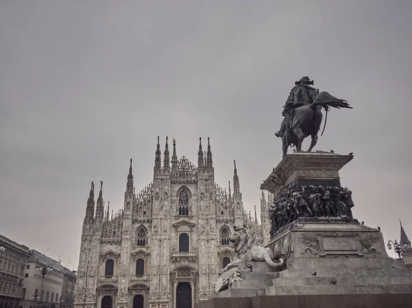 Milano domkyrka och en statuie framme av den — Stockfoto