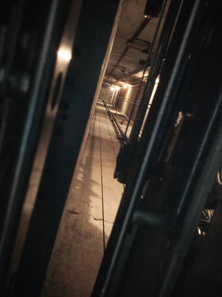 Blick auf ein Fahrstuhlloch von unten — Stockfoto