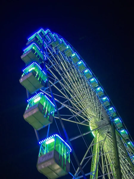Ferrisové kolo v noci se světly — Stock fotografie