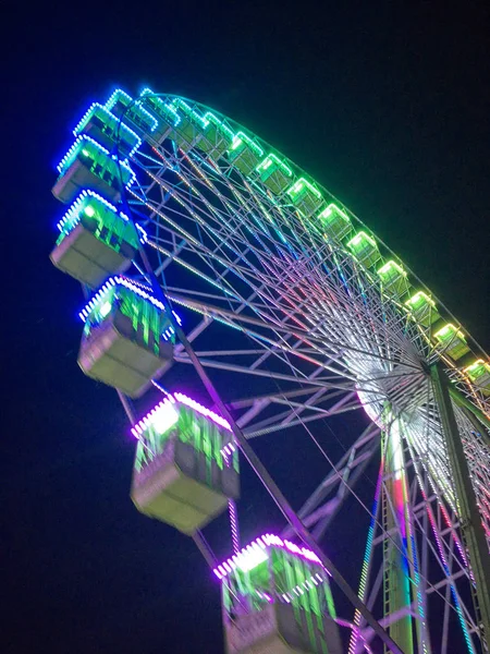 Ferrisové kolo v noci se světly — Stock fotografie