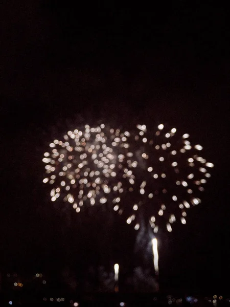 Fuochi d'artificio sfocati su un cielo nero — Foto Stock