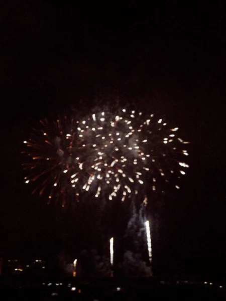 Fuegos artificiales desenfocados en un cielo negro — Foto de Stock