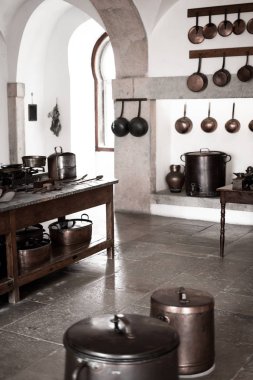 Eski tencere ile Antik mutfak