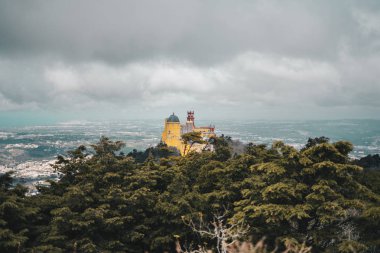 Bir dağ üzerinde Pena Sarayı ile Sintra Manzara