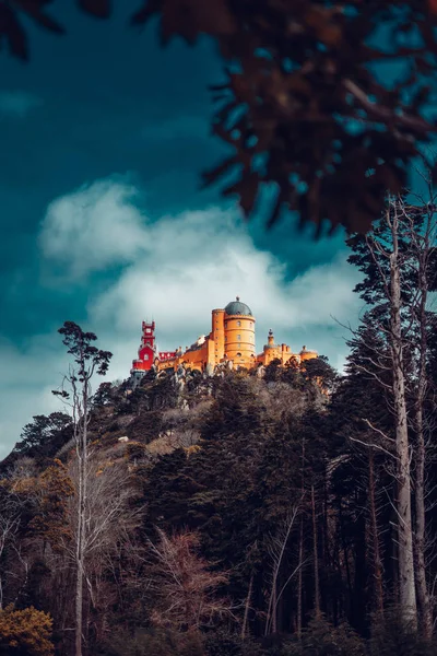 Pena Palace in Sintra vanaf de voet van de berg — Stockfoto