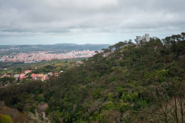 Tepenin üstünde bir kale ile Sintra Manzara