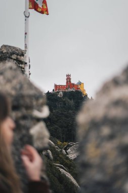 Sintra, Portekiz'deki mağribi şatosundan Pena Sarayı'nın görünümü