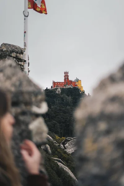 Uitzicht op het Pena-paleis vanuit het Moorse kasteel in Sintra, Portugal — Stockfoto