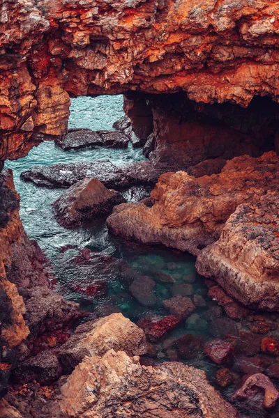 바다 근처 절벽으로 만든 돌 다리 — 스톡 사진