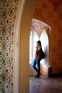 Si Pena Sarayı'nda Edla Kontes Chalet ziyaret genç kadın