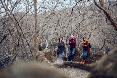 Sintra, Portekiz'deki Mağribi Kalesi'nin tadını çıkaran üç arkadaş