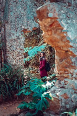 Antik kilisenin kalıntılarının yanından yürüyen kadın