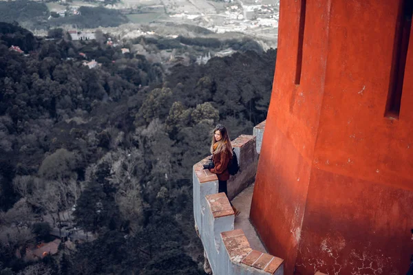 Mujer joven contemplando el paisaje desde Palacio da Pena en Sintra, Portugal —  Fotos de Stock