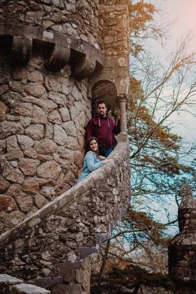 Пара на середньовічній вежі від Quinta da Regaleira в Сінтрі, P — стокове фото