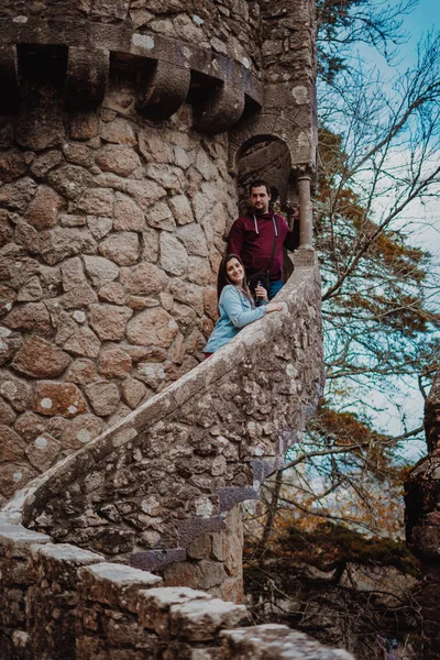 Couple sur une tour médiévale de Quinta da Regaleira à Sintra, Portugal — Photo