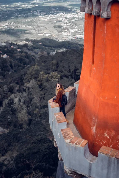 Mujer joven contemplando el paisaje desde Palacio da Pena en Sintra, Portugal — Foto de Stock