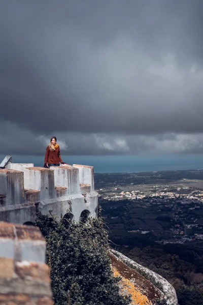 Mujer joven contemplando el paisaje desde Palacio da Pena en Sintra, Portugal — Foto de Stock