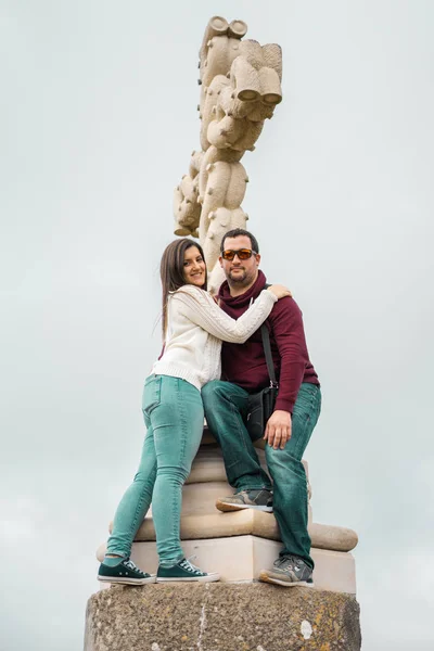 Ungt par på "Cruz Alta" av Palacio da Pena i Sintra, Po — Stockfoto