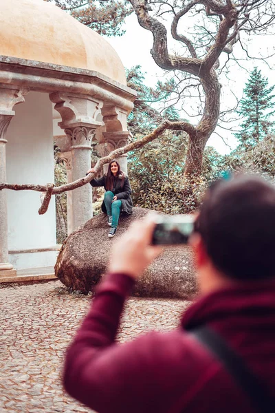 Pareja tomando fotos en el templo de columnas de Sintra, Portugal — Foto de Stock