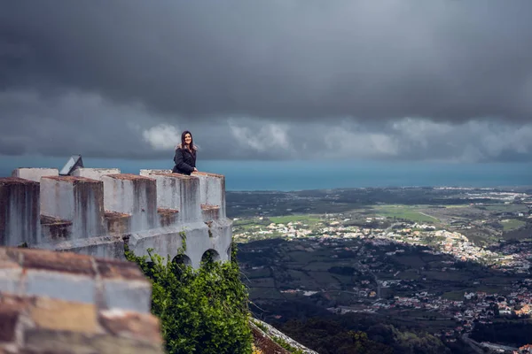 Tânăra femeie contemplând peisajul din Palacio da Pena din Sintra, Portugalia — Fotografie, imagine de stoc