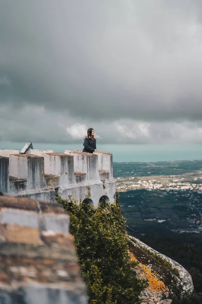 Mujer joven contemplando el paisaje desde Palacio da Pena en Sintra, Portugal —  Fotos de Stock