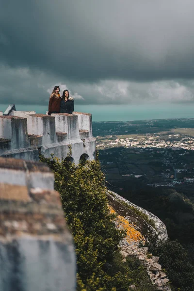 Dos jóvenes contemplando el paisaje desde el Palacio da Pena en Sintra, Portugal —  Fotos de Stock