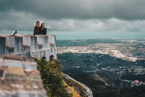 Dos jóvenes contemplando el paisaje desde el Palacio da Pena en Sintra, Portugal — Foto de Stock