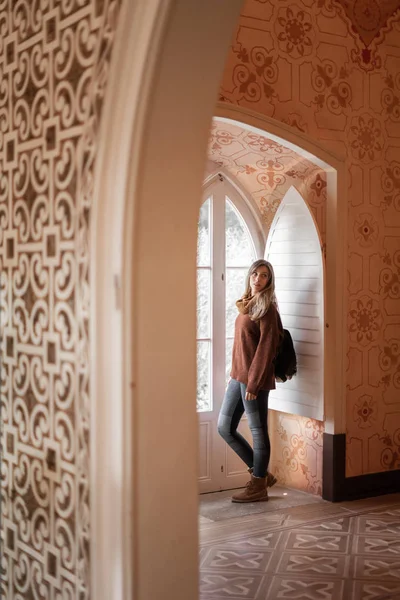 Mujer joven visitando el Chalet de la Condesa de Edla en el Palacio de Pena en Sintra, Portugal —  Fotos de Stock